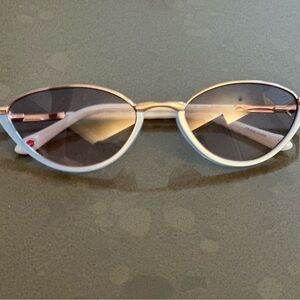 Vintage vibes!! Cheeky Cat-Eye Sunglasses - Rose Gold & White